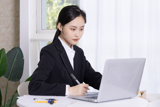 商务女性在电脑前工作