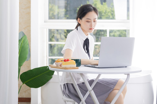 女学生电脑前上网课