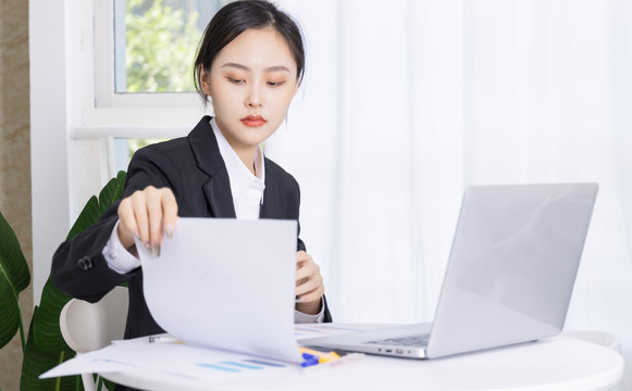 亚洲商务女性在电脑前办公