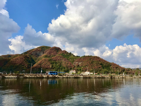 一半秋山带水凉