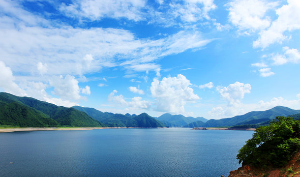 蓝天白云远山水面风光