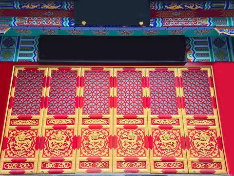 中式雕花大门