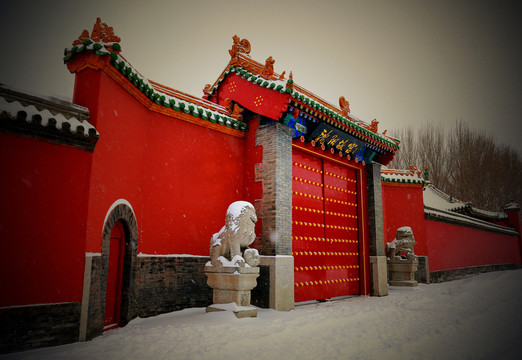 雪下红墙