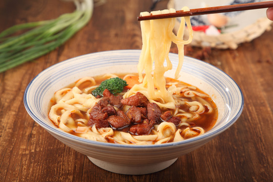 小炖肉刀削面