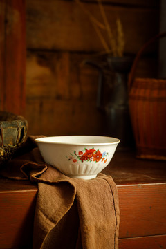 一只复古瓷碗