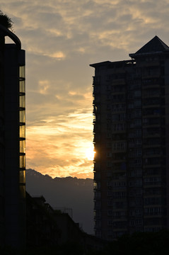 夕阳照耀下的三峡广场