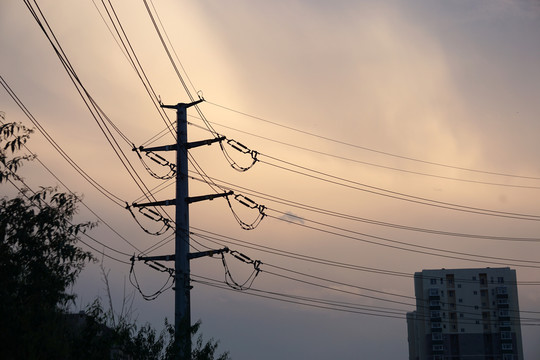 黄昏时天空下的高压电线杆