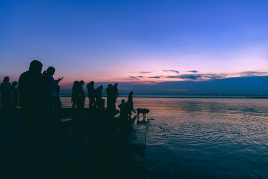 太湖夕阳下的游客
