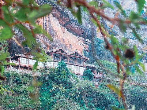丹霞山的深山藏古寺