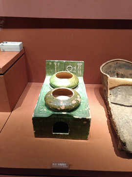 东汉绿釉陶灶