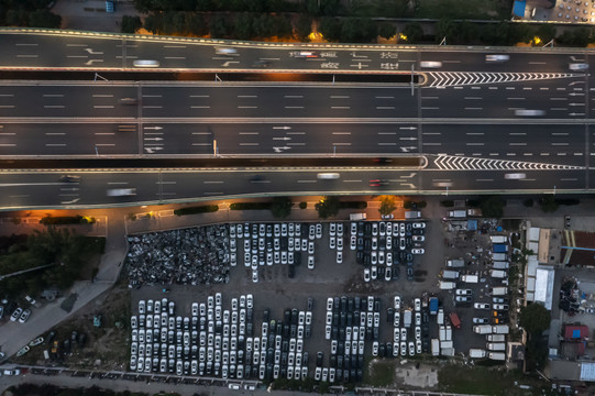 道路与停车场鸟瞰图