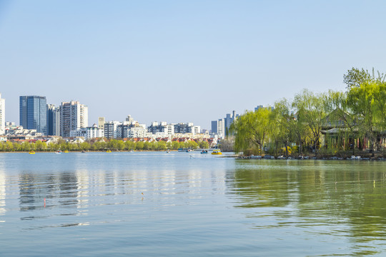 天津市水上公园湖面天际线