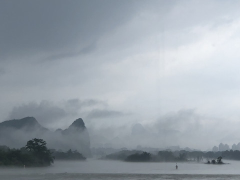 美轮美奂的烟雨漓江