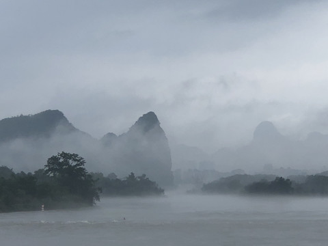 烟波浩渺的水墨山水