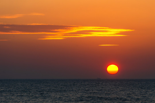 海上日出