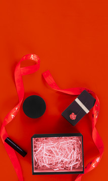 红色背景下的礼盒和丝带