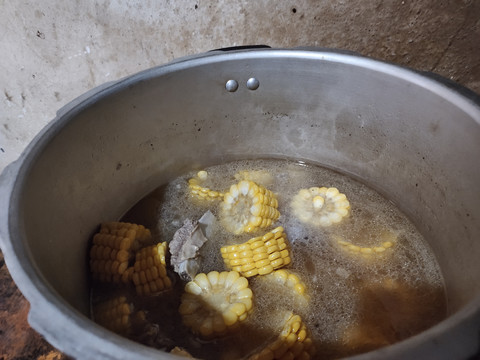 高压锅里的玉米排骨