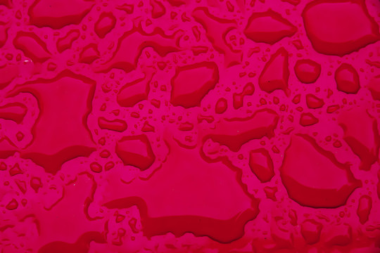 红色的水滴表面