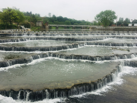 河流水瀑