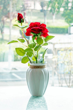 房间内花瓶中的月季插花