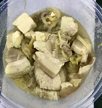 五花肉豆腐块粉条炖白菜