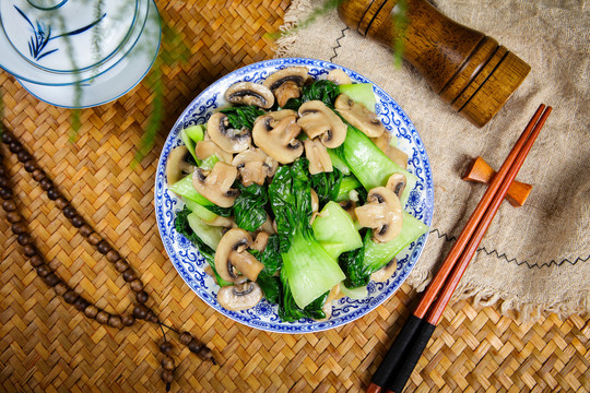 营养可口白蘑菇炒青菜