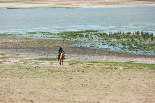草原湖泊蒙古族骑马
