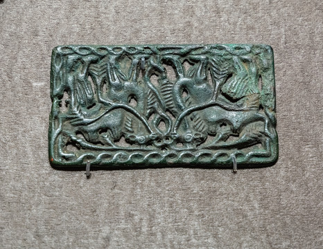 汉代双驼纹青铜饰牌