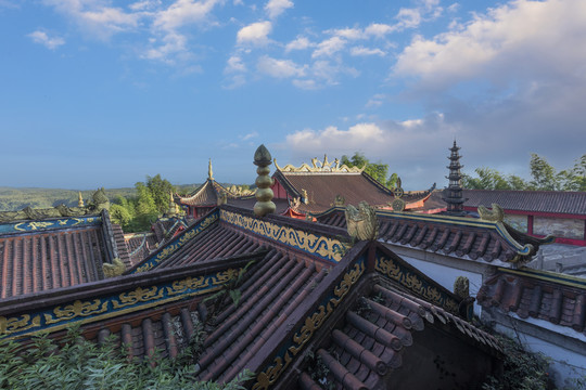 蜀南竹海蓝天白云光影龙吟寺