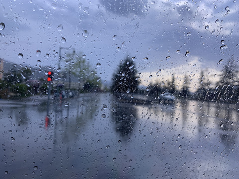 雨天十字路口