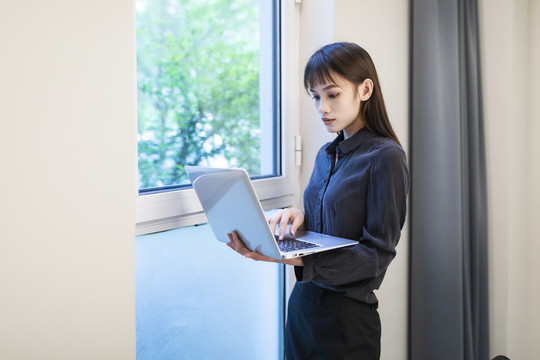 会议室里工作中的商务女性