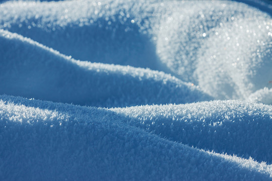 逆光雪包雪地曲线