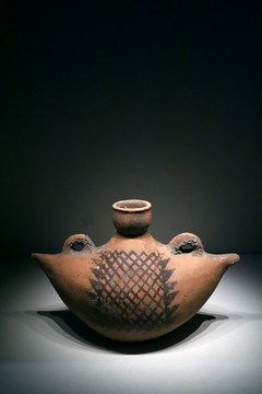 船型彩陶壶