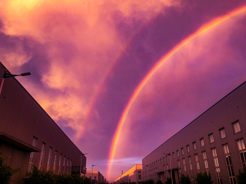 天空积雨彩虹云