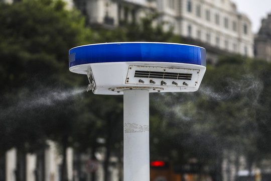 盛夏高温户外街道上的喷雾机