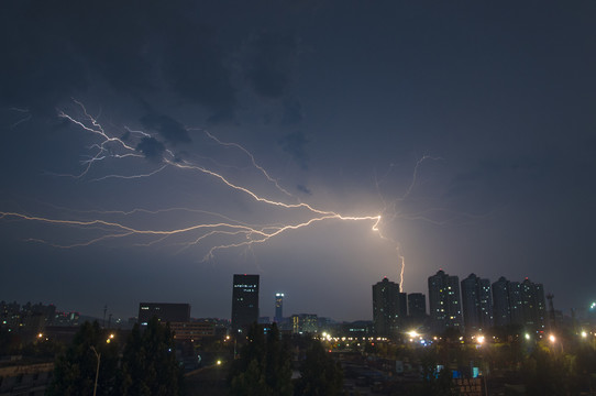 夜晚城市上空的闪电