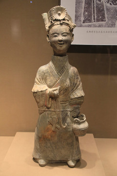 东汉提壶陶人俑