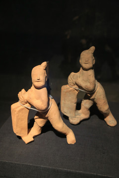 东汉陶力士俑