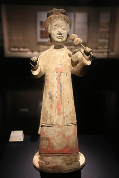汉代彩绘妇女吃糖葫芦陶俑