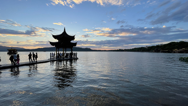 杭州西湖的黄昏美景