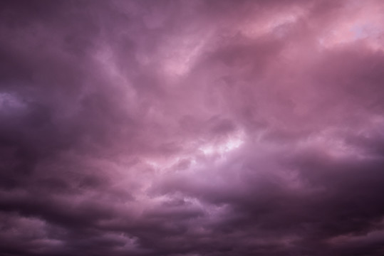 黄昏时紫色天空特写照片