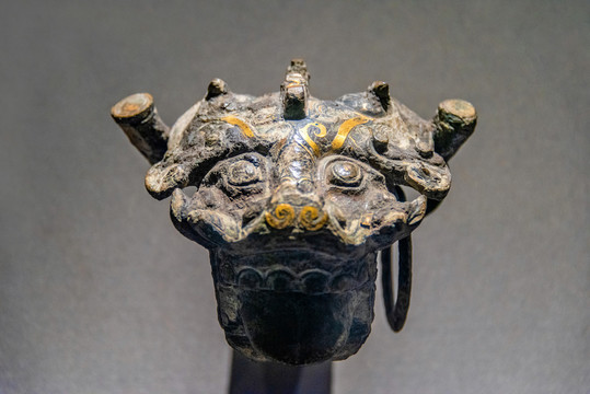 南京博物院青铜错金兽首形辕头