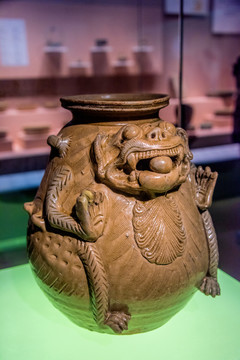 南京博物院西晋青釉瓷神兽尊