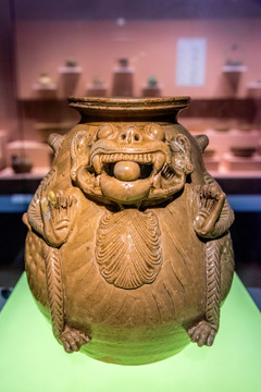 南京博物院西晋青釉瓷神兽尊