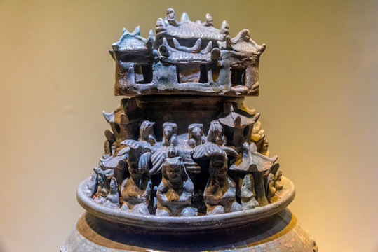 南京博物院西晋青瓷堆塑罐