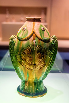 南京博物院唐代三彩陶双鱼瓶