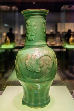南京博物院宋代青釉堆花瓷瓶