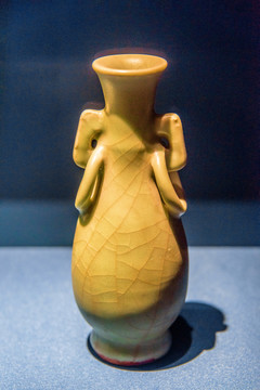 南京博物院元代青釉双环耳瓷瓶