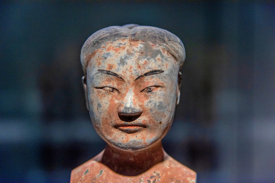 南京博物院汉代红彩男陶俑