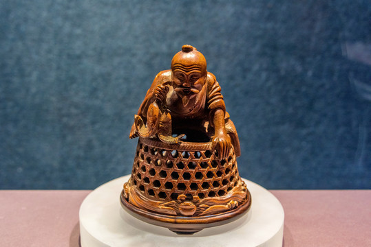 南京博物院渔翁得利竹根雕件
